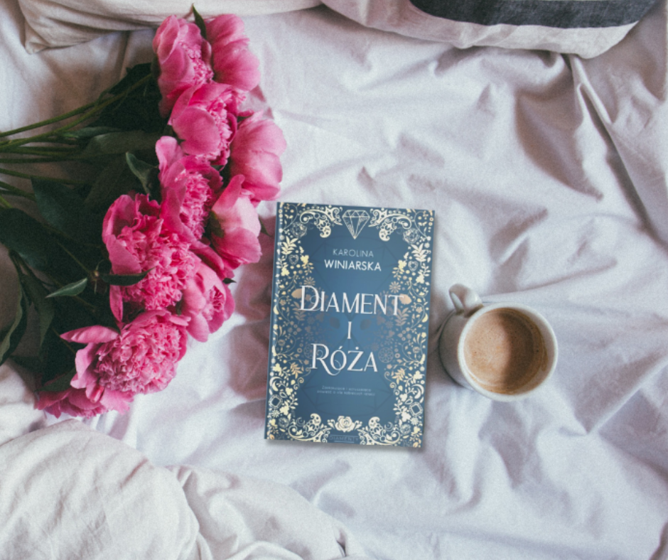 Zdjęcie książki Diament i róża z kawą i kwiatami